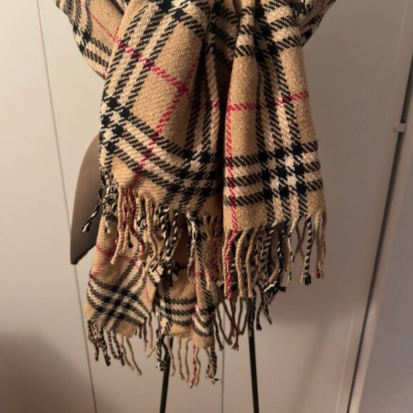 Burberry classic check 100% cashmere large shawl 6 ft x 29" made in England. - Picture 4 of 10